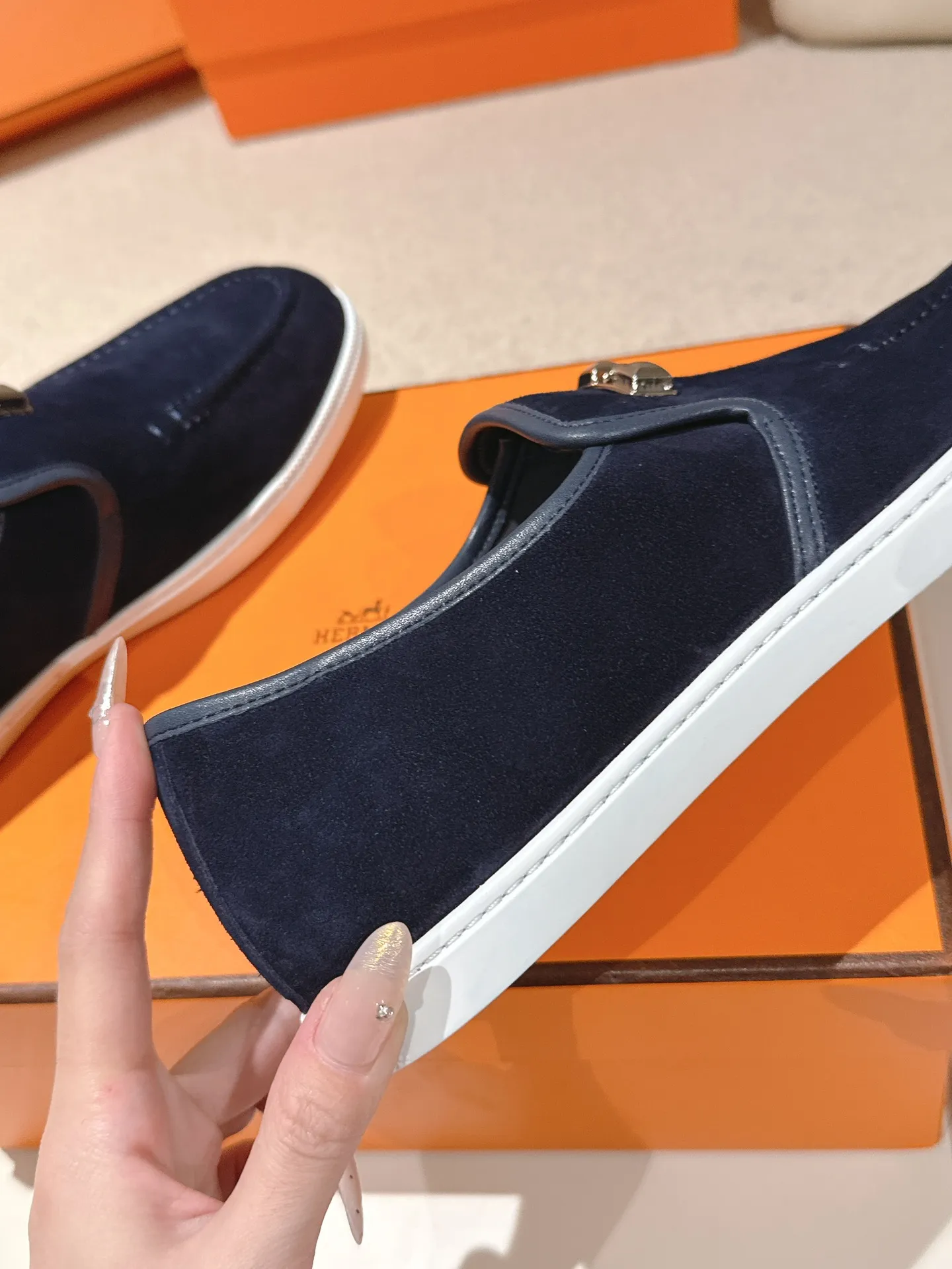 Men's Men's Shoes 600💰 Hermes# Couple Studded Loafers Calfskin and suede goatskin lace-up free sneakers with signature "H" detail. The design is simple and smooth, creating a fashionable urban look. It is comfortable and versatile. H family classics are not outdated, and the delivery counter is exquisitely packaged🛍📦 Fabric: Original customized imported first-layer cowhide/cow down Lining: Imported soft sheepskin Sole: Original open-molded anti-slip TPU material Size: 35-45